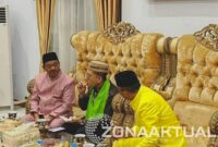 Foto : Fadli Zon Nikmati Curuti Gulung, Camilan Khas Boalemo Saat Penjamuan Adat