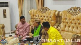 Foto : Fadli Zon Nikmati Curuti Gulung, Camilan Khas Boalemo Saat Penjamuan Adat
