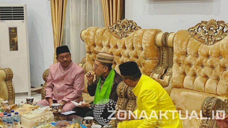 Foto : Fadli Zon Nikmati Curuti Gulung, Camilan Khas Boalemo Saat Penjamuan Adat
