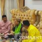 Foto : Fadli Zon Nikmati Curuti Gulung, Camilan Khas Boalemo Saat Penjamuan Adat
