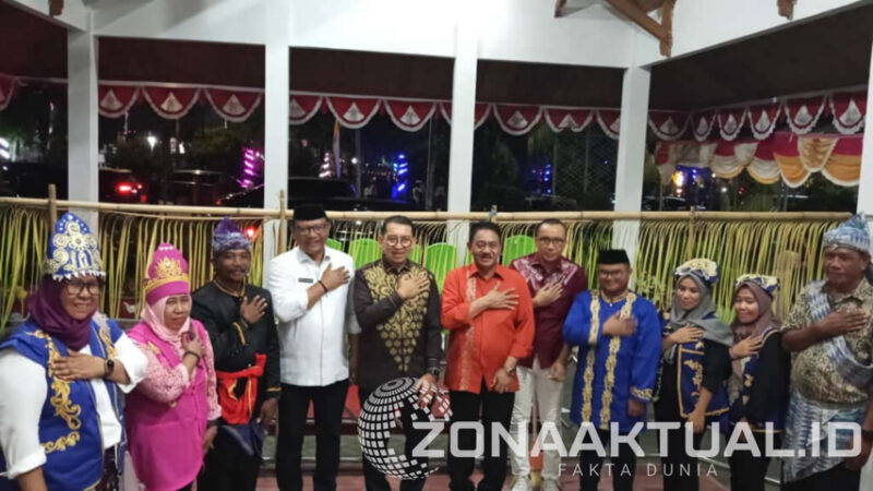 Foto : Suku bajo di Sulawesi, bersama Bupati Boalemo, Menteri Kebudayaan RI, Wakil Bupati Boalemo dan Sekretaris Daerah Provinsi Gorontalo 