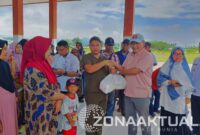 Foto : Mikson Yapanto Salurkan Bantuan Rawan Pangan Rp800 Juta untuk Warga Popayato dan Paguyaman Pantai