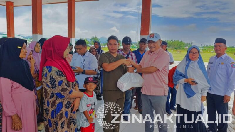 Foto : Mikson Yapanto Salurkan Bantuan Rawan Pangan Rp800 Juta untuk Warga Popayato dan Paguyaman Pantai