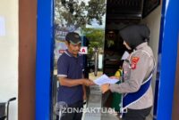 Foto : Satlantas Polres Boalemo Edukasi Warga Saat Urus SIM dan STNK