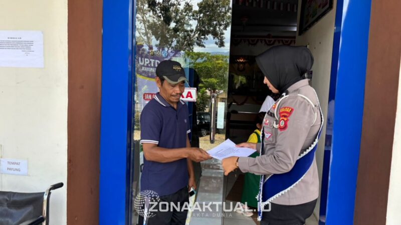 Foto : Satlantas Polres Boalemo Edukasi Warga Saat Urus SIM dan STNK
