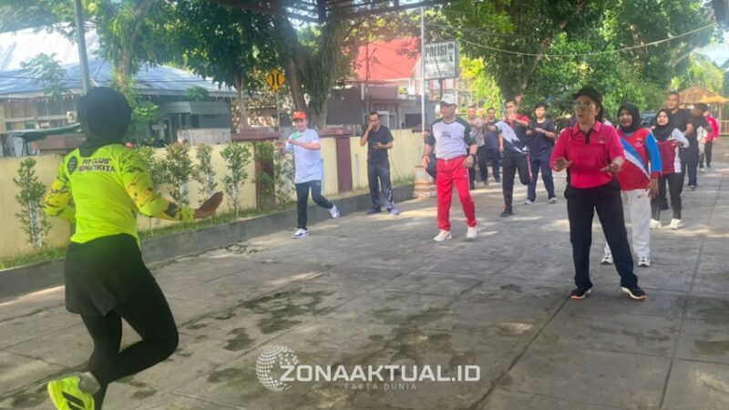 Foto : Jajaran Polsek Tilamuta yang dipimpin Kapolsek Iptu Dolvy Supratno melaksanakan kegiatan olahraga pagi bersama Camat Tilamuta, Ruslin Limalo