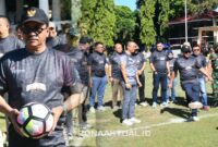 Foto : Drs. Rum Pagau, resmi membuka Turnamen Bupati Cup U-12 yang digelar di Alun-Alun Tilamuta, Selasa (11/11/2025).
