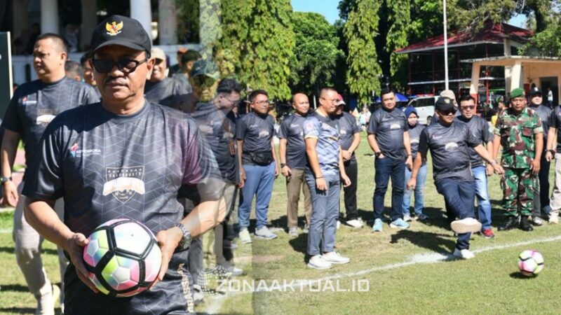 Foto : Drs. Rum Pagau, resmi membuka Turnamen Bupati Cup U-12 yang digelar di Alun-Alun Tilamuta, Selasa (11/11/2025).