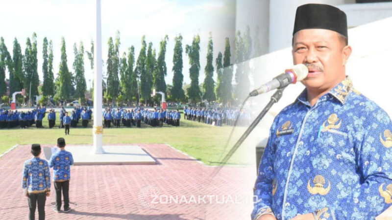 Foto : Dr. Sherman Moridu, S.Pd., MM., saat memimpin apel Korpri di alun-alun Tilamuta, Senin (17/11/2025).