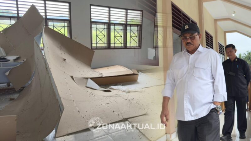 Foto : Bupati Boalemo Rum Pagau, menyambangi sekolah yang laboratoriumnya rusak dan tidak bisa digunakan lagi