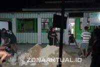Foto : segerombolan pemuda Desa Buti, Kec. Mananggu, Kab. Boalemo bangun pagar masjid