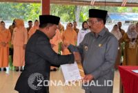 Foto : Penyerahan SK pelantikan Sekretaris Daerah Kabupaten Boalemo Sherman Moridu sebagai PLT. Sekda dan Jabatan Definitif sebagai Asisten 1