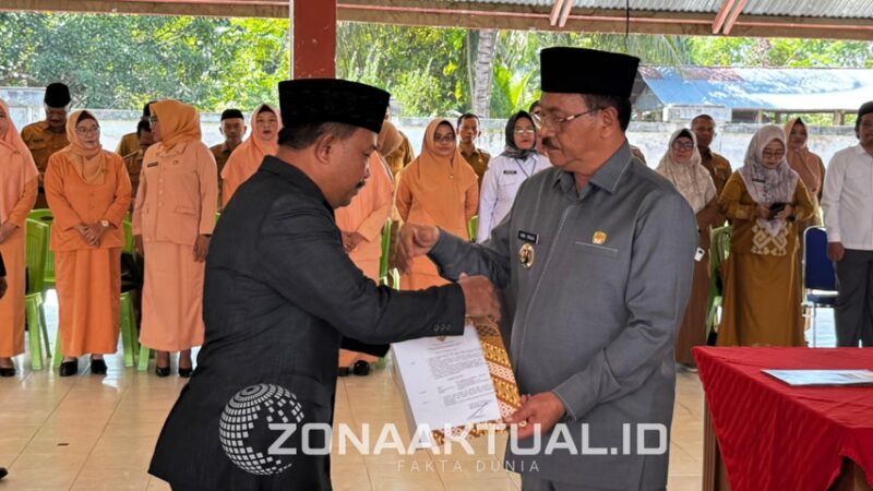 Foto : Penyerahan SK pelantikan Sekretaris Daerah Kabupaten Boalemo Sherman Moridu sebagai PLT. Sekda dan Jabatan Definitif sebagai Asisten 1