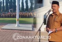 Foto : Plt. Sekda Boalemo, Dr. Sherman Moridu, S.Pd., MM, saat memimpin apel kerja awal bulan di lingkungan Pemerintah Kabupaten Boalemo yang digelar di Alun-alun Tilamuta, Senin (2/2/2026).