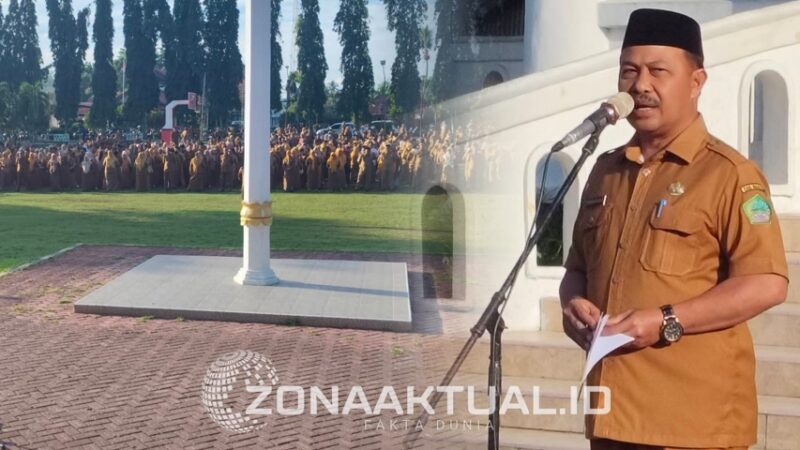 Foto : Plt. Sekda Boalemo, Dr. Sherman Moridu, S.Pd., MM, saat memimpin apel kerja awal bulan di lingkungan Pemerintah Kabupaten Boalemo yang digelar di Alun-alun Tilamuta, Senin (2/2/2026).