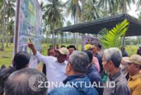 Foto : Bupati Boalemo, Rum Pagau menjelaskan terkait denah sekolah garuda kepada tim verifikasi Kemendikti