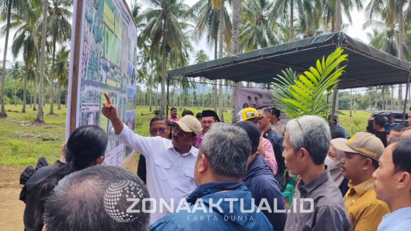Foto : Bupati Boalemo, Rum Pagau menjelaskan terkait denah sekolah garuda kepada tim verifikasi Kemendikti 